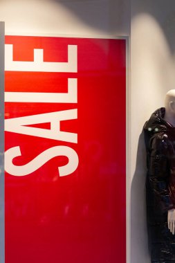 Kış akşamları alışveriş merkezinde kırmızı renkte sergileniyor.