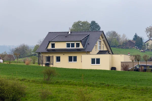 Neubaugebiet Deutschland Mit Baukran Und Häusern Auf Der Grünen Wiese — Stockfoto