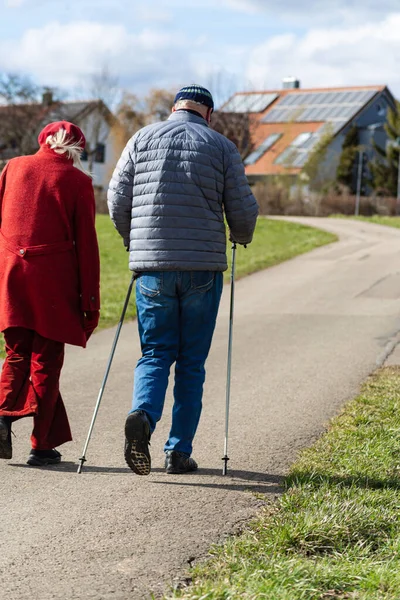 Senior Par Promenader Våren Sydtyska Landsbygden — Stockfoto