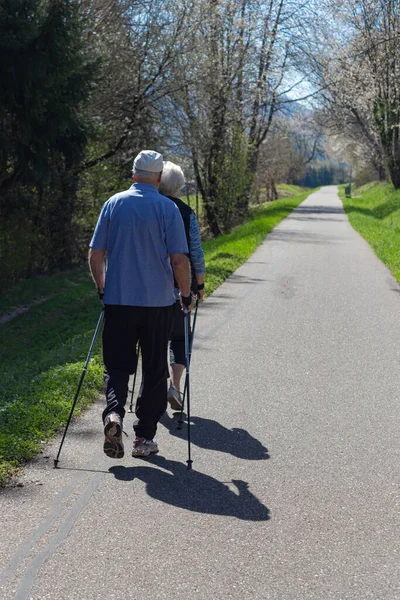 Senior Par Våren Sydtysk Landsbygd Med Nordiska Promenadkäppar — Stockfoto