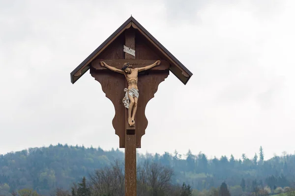 Kruzifix Grünen Rasen Frühling Und Dahinter Waldbäume — Stockfoto