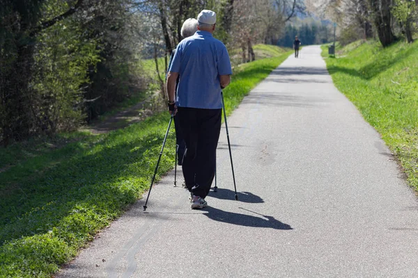 Senior Par Våren Sydtysk Landsbygd Med Nordiska Promenadkäppar — Stockfoto