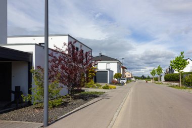 Almanya 'nın bahar kırsalında beyaz ve gri renkli modern ev cephesi