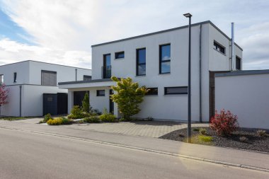 Almanya 'nın bahar kırsalında beyaz ve gri renkli modern ev cephesi