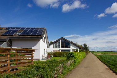 Almanya 'nın ilkbahar kırsal bölgesinde mavi gökyüzünde güneş paneli