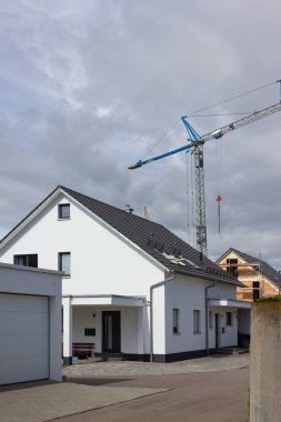 Almanya 'nın bahar kırsalında beyaz ve gri renkli modern ev cephesi