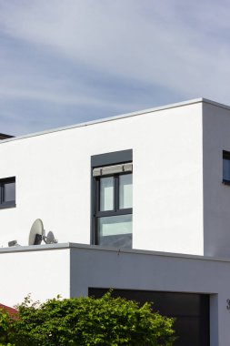 Almanya 'nın bahar kırsalında beyaz ve gri renkli modern ev cephesi