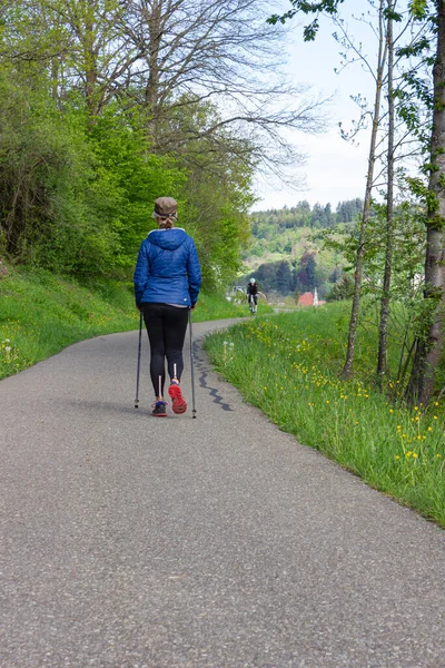 Pessoas Andando Exercício Livre Dia Ensolarado Primavera Alemanha — Fotografia de Stock