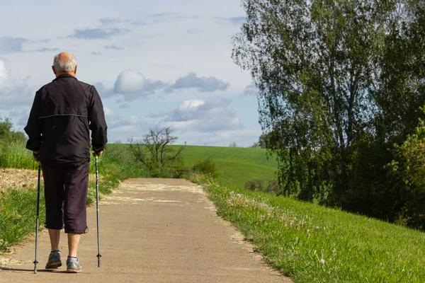 Personas Que Caminan Ejercicio Aire Libre Día Soleado Primavera Alemania —  Fotos de Stock