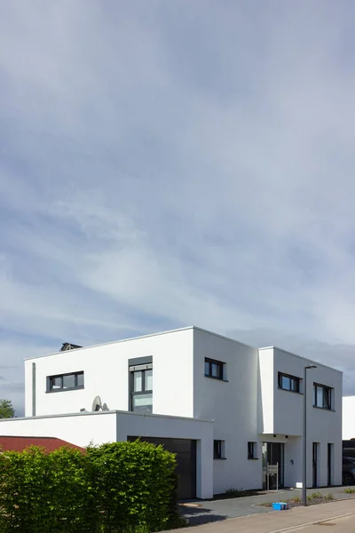 Fachada Moderna Casa Com Cores Brancas Cinzentas Campo Primavera Alemanha — Fotografia de Stock
