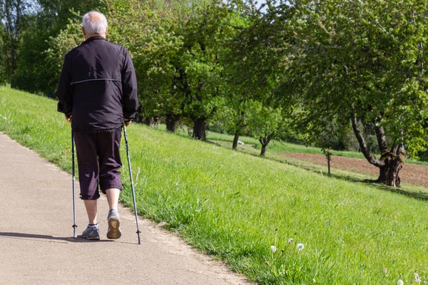 Människor Promenader Utomhus Motion Solig Vårdag Tyskland — Stockfoto