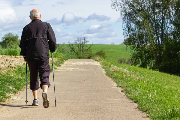 Människor Promenader Utomhus Motion Solig Vårdag Tyskland — Stockfoto