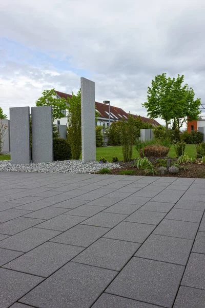 Moderne Gartenanlage Von Frühlingshaften Häusern Deutschland Mit Frischen Pflanzen Und — Stockfoto