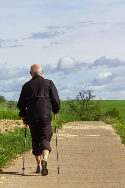 Människor Promenader Utomhus Motion Solig Vårdag Tyskland — Stockfoto