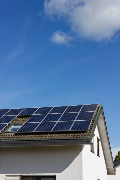 Painel Solar Céu Azul Área Rural Primavera Alemã — Fotografia de Stock