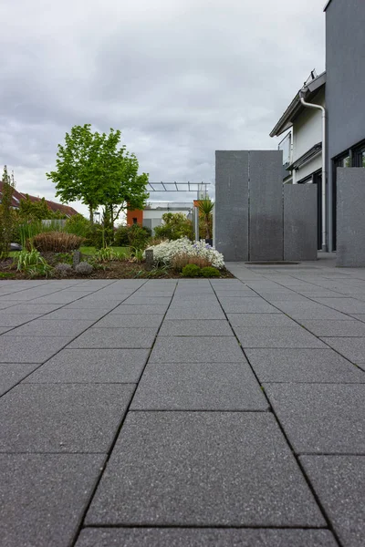 Jardin Moderne Maisons Printemps Allemagne Avec Des Plantes Fraîches Vertes — Photo