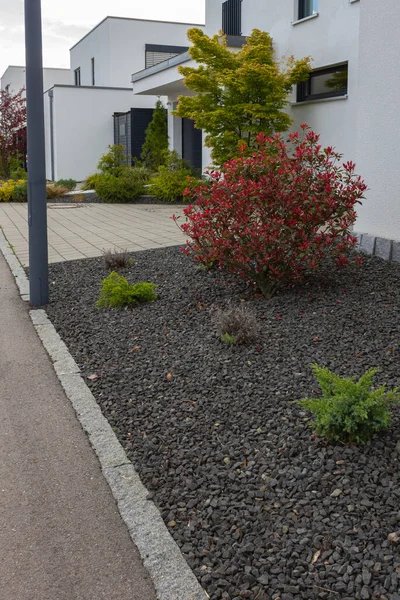 Moderne Gartenanlage Von Frühlingshaften Häusern Deutschland Mit Frischen Pflanzen Und — Stockfoto