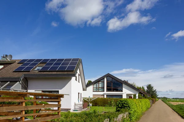 Painel Solar Céu Azul Área Rural Primavera Alemã — Fotografia de Stock