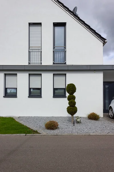 Moderne Hausfassade Mit Weißen Und Grauen Farben Deutschlands Frühlingslandschaft — Stockfoto