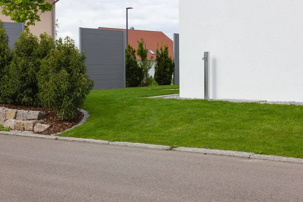 Moderna Zona Ajardinada Casas Primavera Alemania Con Plantas Frescas Fachadas — Foto de Stock