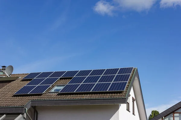 Painel Solar Céu Azul Área Rural Primavera Alemã — Fotografia de Stock