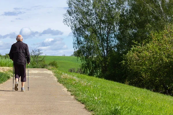 Människor Promenader Utomhus Motion Solig Vårdag Tyskland — Stockfoto