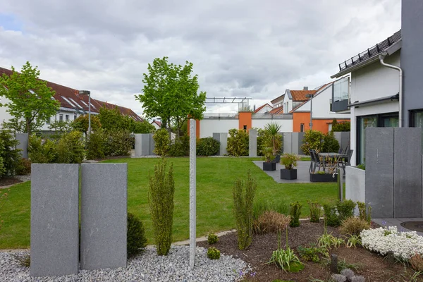 Nowoczesny Ogród Domków Wiosnę Niemczech Świeżymi Roślinami Fasady Zielone Kamienne — Zdjęcie stockowe