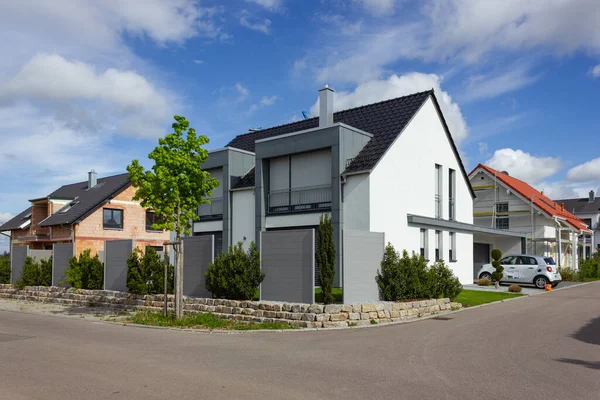 Moderna Fachada Casa Con Colores Blanco Gris Alemania Primavera Campo — Foto de Stock