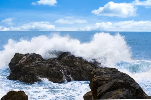 Wave and stone — Stock Photo, Image