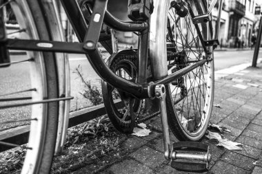 Sokaktaki eski bisiklet.