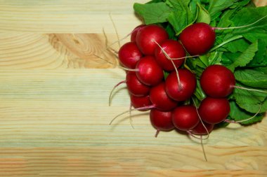 Sağ arka planda turplar var.