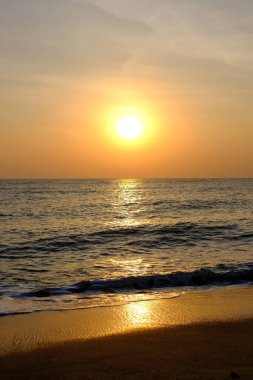 Sahilde gün batımı ve gün doğumu