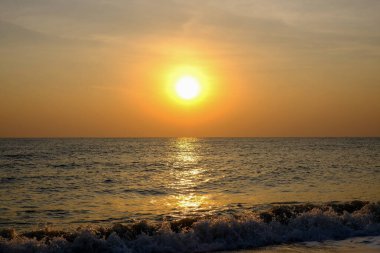 Sahilde gün batımı ve gün doğumu