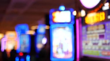 Las Vegas Bulvarı, ABD 'de kumarhanede çözülmüş kumar makineleri parlıyor. Fremont caddesi yakınlarındaki bir otelde kumarda büyük ikramiye oynamış. Riskli para oynamak ve bahis oynamak için aydınlatılmış neon meyve makinesi