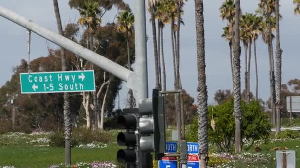 Pacific Coast Highway, rota histórica 101 sinal de estrada, destino turístico na Califórnia EUA. Cartas no posto de sinalização de intersecção. Símbolo da viagem de verão ao longo do oceano. Tudo-americano cênica hwy — Vídeo de Stock