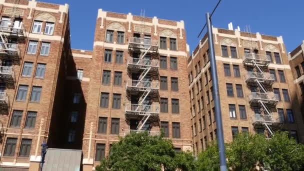 Escalera de escape de incendios fuera del edificio residencial de ladrillo en la ciudad de San Diego, EE.UU. Salida de emergencia típica de Nueva York para una evacuación segura. Casa retro clásica exterior como símbolo de la propiedad inmobiliaria — Vídeo de stock