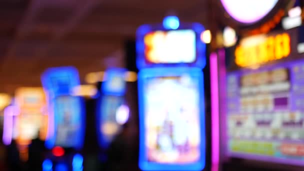 Le macchine mangiasoldi sfocate brillano in casino su Striscia di Las Vegas favolosa, Stati Uniti. Sfocato slot jackpot di gioco d'azzardo in hotel vicino Fremont Street. Macchina al neon illuminata per giocare e scommettere con denaro a rischio — Video Stock