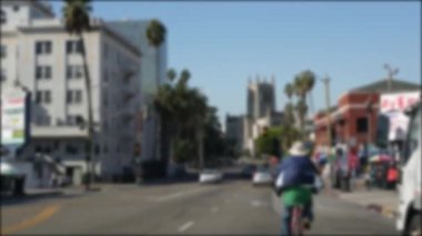 Los Angeles, Kaliforniya 'nın şehir merkezindeki caddelerde araba sürüyorum. Garaj yolundaki arabanın ön camından odaklı olmayan görüntü. Hollywood 'da araçları olan bulanık bir yol. Kamera otomobilin içinde, LA şehri estetiği.