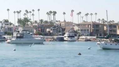 Newport sahil limanı, hafta sonu yat ve yelkenli limanı, Pasifik Sahili, Kaliforniya, ABD. Orange County 'deki liman kenar mahallelerinde. Sahil kıyısında pahalı bir tatil yeri.