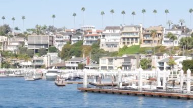 Lüks mülk, Pasifik Okyanusu kıyısındaki sahil arazisi, Newport sahil limanı, Kaliforniya, ABD. Los Angeles yakınlarında hafta sonu deniz kenarındaki kiralık evler. Tatil zengini varoş rıhtım evleri