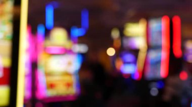 Las Vegas Bulvarı, ABD 'de kumarhanede çözülmüş kumar makineleri parlıyor. Fremont caddesi yakınlarındaki bir otelde kumarda büyük ikramiye oynamış. Riskli para oynamak ve bahis oynamak için aydınlatılmış neon meyve makinesi