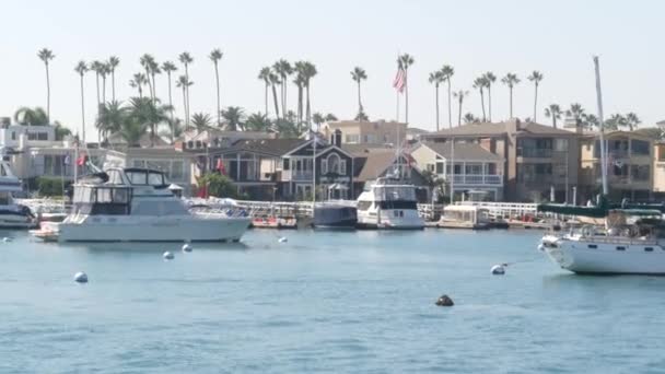 Newport Beach Harbor, víkend marina resort s jachtami a plachetnicemi, Pacific Coast, Kalifornie, USA. Luxusní předměstí Waterfront v Orange County. Drahá prázdninová destinace na pláži — Stock video