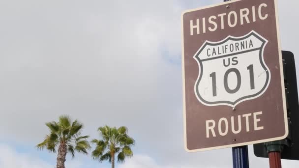 퍼시픽 코스트 하이웨이 (Pacific Coast Highway), 역사적 인 101 번 도로 표지판, 미국 캘리포니아의 관광목적지. 교차로 표지판에서 읽기. 여름의 상징은 바다를 따라 여행 한다. 미국의 모든 영화는 — 비디오