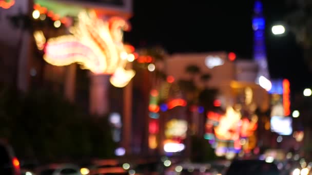 Расслабленный сказочный бульвар Лас-Вегас Стрип, роскошное казино и отель, игорный район в Неваде, США. Ночная жизнь и движение в районе улицы Фримонт в туристических деньгах игрового курорта. Неоновые огни города греха — стоковое видео