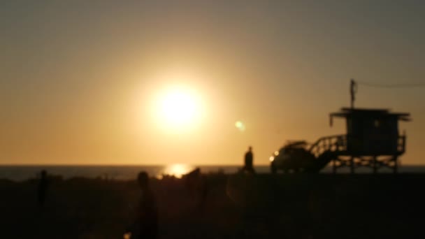 Καλοκαιρινό ταξίδι έννοια. Σκούρο σιλουέτα, εικονική ρετρό ξύλινο ναυαγοσώστη ρολόι πύργο κατά ηλιοβασίλεμα πορτοκαλί ουρανό. Contrast watchtower περίγραμμα, Καλιφόρνια Ειρηνικού Ωκεανού παραλία Twilight αισθητική, CA ΗΠΑ — Αρχείο Βίντεο