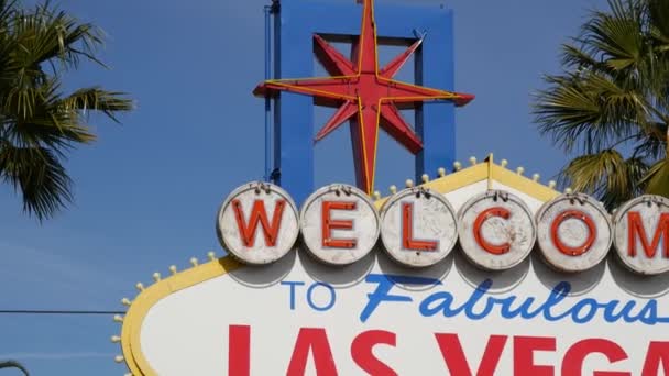 Vítejte na báječném Las Vegas retro neon znamení v karban turistické letovisko, USA. Ikonický vintage banner jako symbol kasina, hazardní hry, hraní peněz a hazard sázek. Písmena na tabuli — Stock video