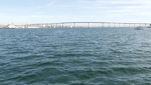 Híres Coronado autós híd San Diego megyében, Kalifornia USA. Kilátás a csónak a víz felszínén a Csendes-óceán öbölben. Amerikai város kikötője. Tengeri személygépkocsik szállítási infrastruktúrája — Stock videók