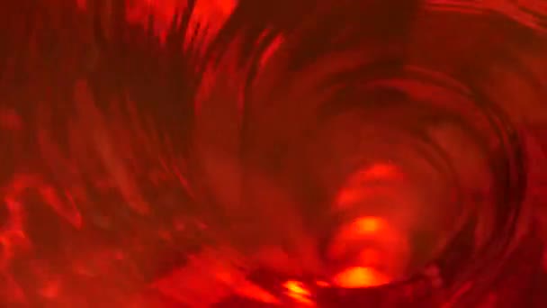 Символ пекла, висновку і нескінченності. Червоний рідкий гіпнотичний петельний водяний вихор, що повертається. Яскравий світловий вихор. Спіральний тунель з кристалічної рідини. Вогняний сюрреалістичний градієнт ритмічної води — стокове відео