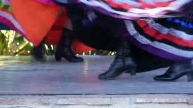 Renkli geleneksel elbiseli Latin kadınlar dans ediyorlar Jarabe Tapatio, Meksika halk şapkası dansı. Çok renkli etnik etek giymiş İspanyol kadın balesinin sokak performansı. Kostümlü kızlar
