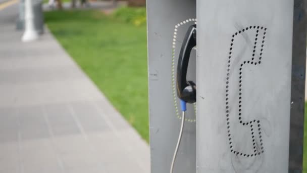 Ретро-автомат для экстренного вызова на улице, Калифорния, США. Общественная аналоговая будка таксофона. Устаревшая технология связи и телекоммуникационного обслуживания. Мобильный телефон на коробке — стоковое видео